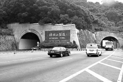 梧桐山公路隧道是罗沙公路的一部分,是深圳市区到东部开发区的重要