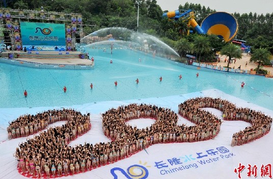 万名比基尼美女摆2013蛇形图案 性感妖娆(组图)